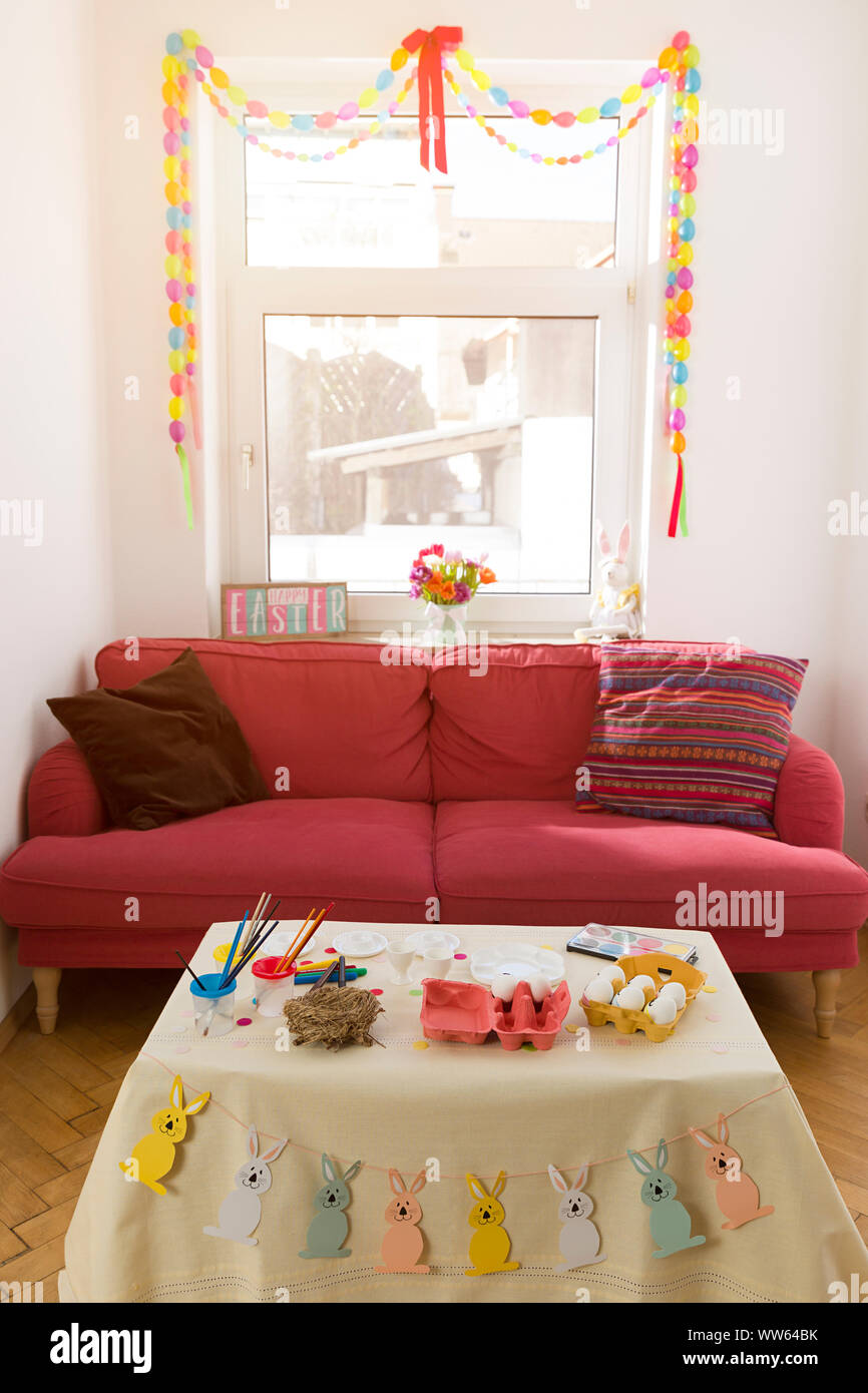 Sala de estar, sofá, ventana, decoración de Pascua, mesa de café, teñido de  huevos de Pascua, retroiluminación Fotografía de stock - Alamy