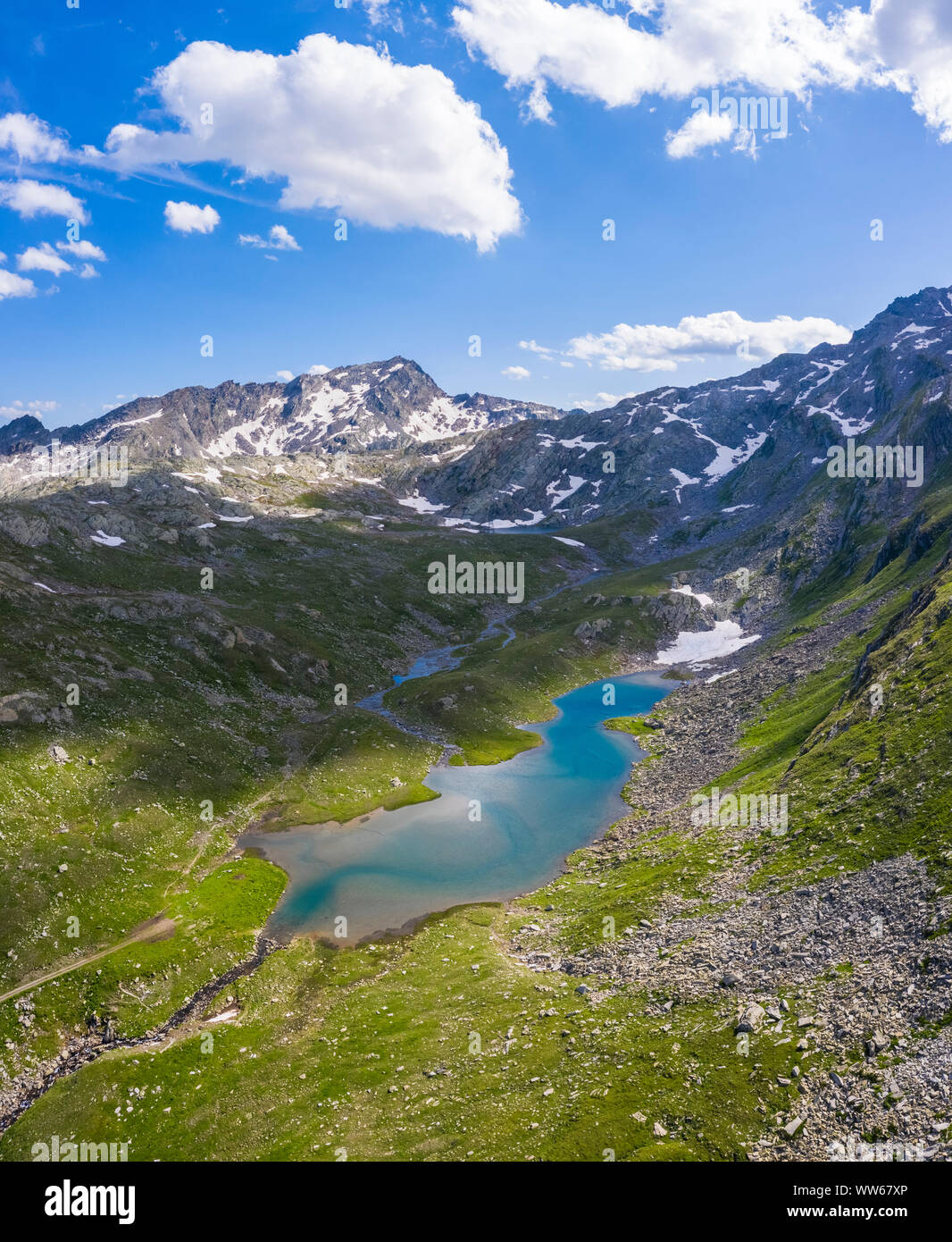 Vista aérea de los lagos que rodean Naret, en particular el Lago del Corbo en Lavizzara Valley, el valle de Maggia. Foto de stock