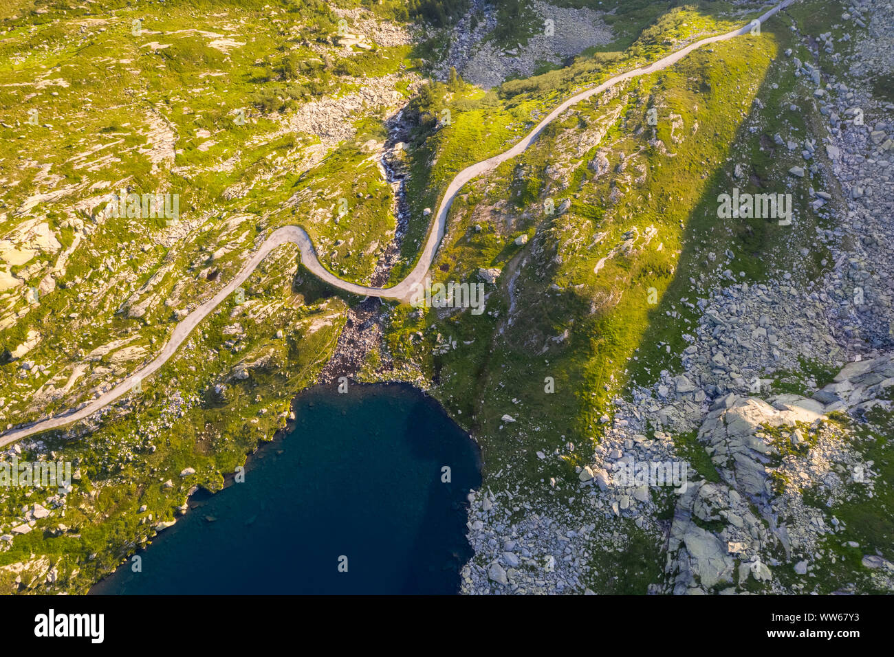 Vista aérea del lago Superiore en Valle Lavizzara al amanecer, Valle de Maggia, Alpes Lepontine, Canton Ticino, Suiza. Foto de stock