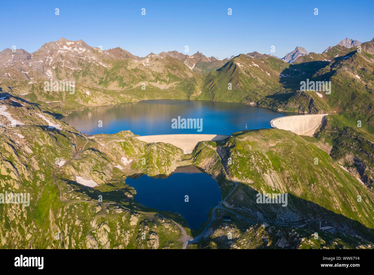 Vista aérea de los lagos que rodean Naret, en particular del Lago y Lago Naret Scuro en Valle Lavizzara al amanecer, Valle de Maggia, Alpes Lepontine. Foto de stock