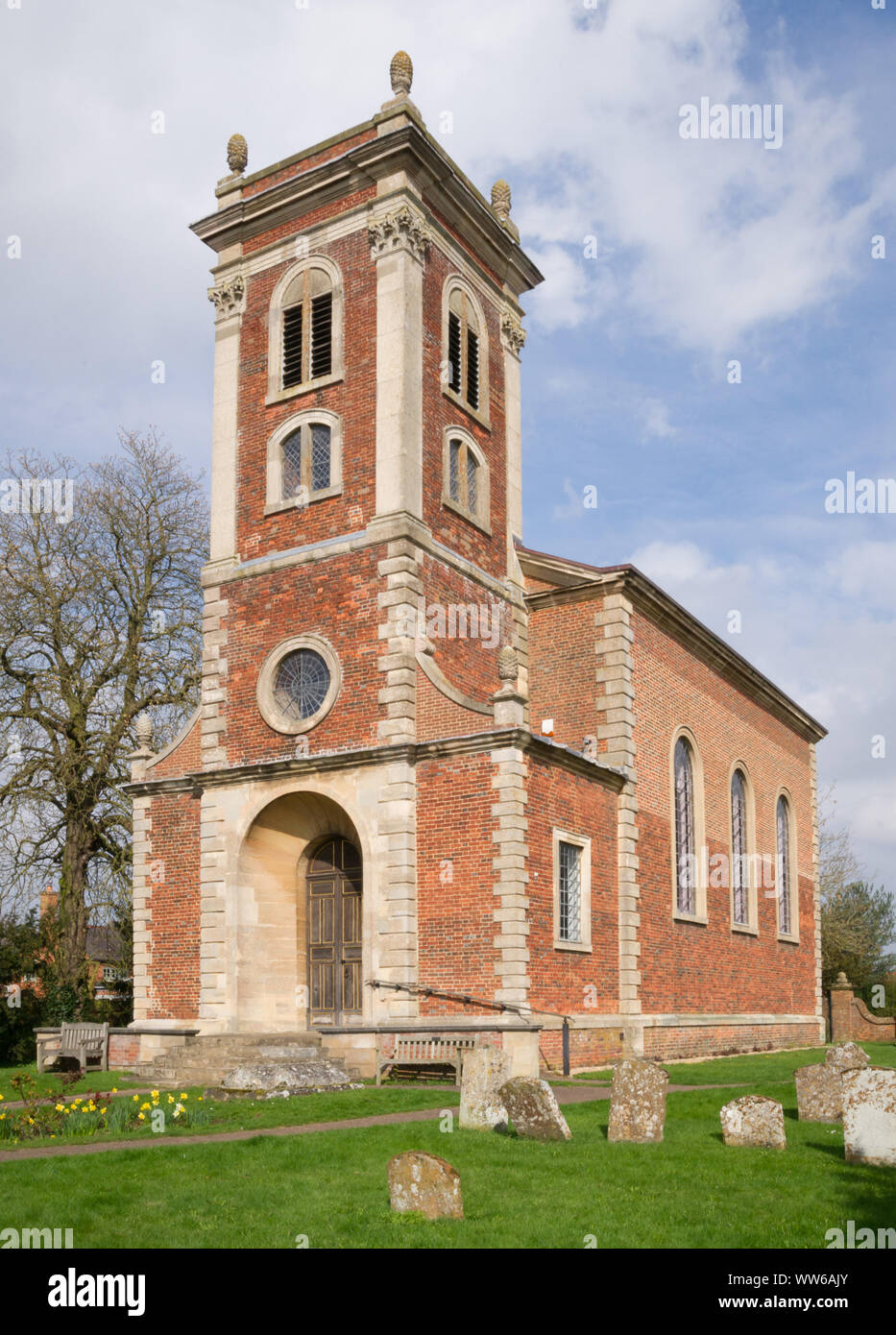 Iglesia de Santa María Magdalena, Willen, Milton Keynes listado como grado 1. Construido por Robert Hooke, 1685 Foto de stock