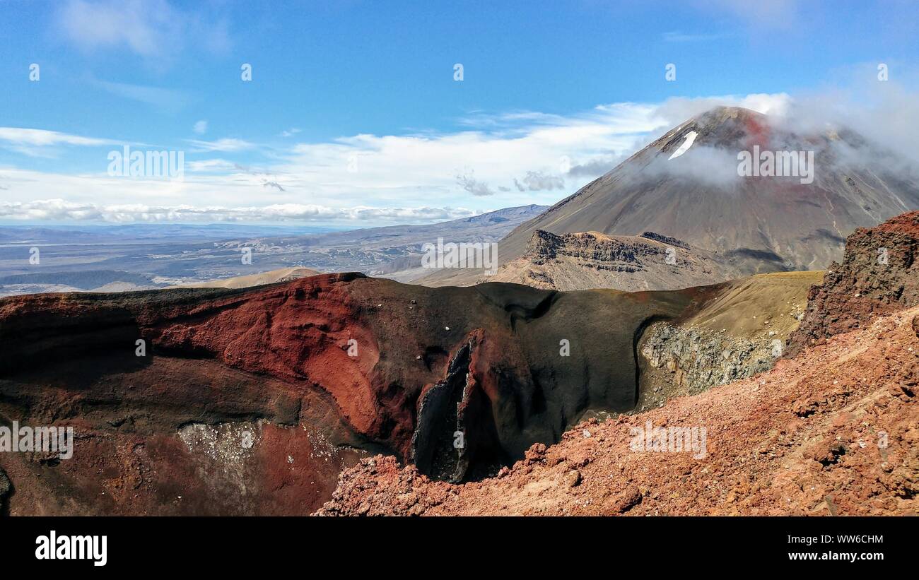 Vista del cráter volcánico rojo, Tongariro Crossing en Nueva Zelanda Foto de stock