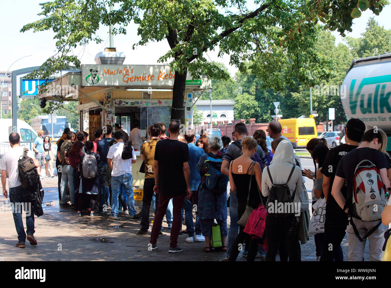 Alemania, Berlín, cola delante del stand de kebab Foto de stock