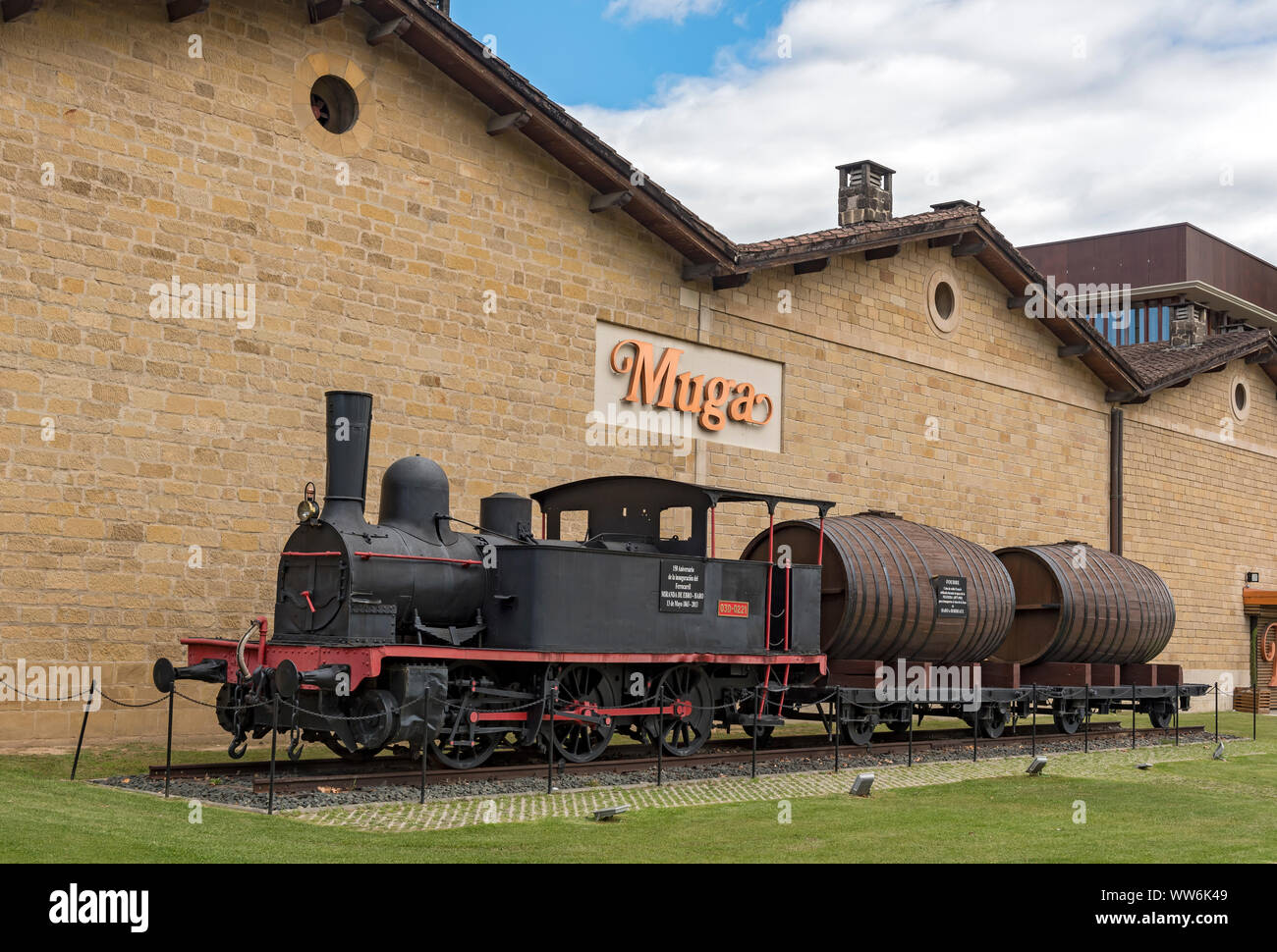 Tren Histórico en Bodegas Muga, Barrio de la estación de Haro, La Rioja, España Foto de stock