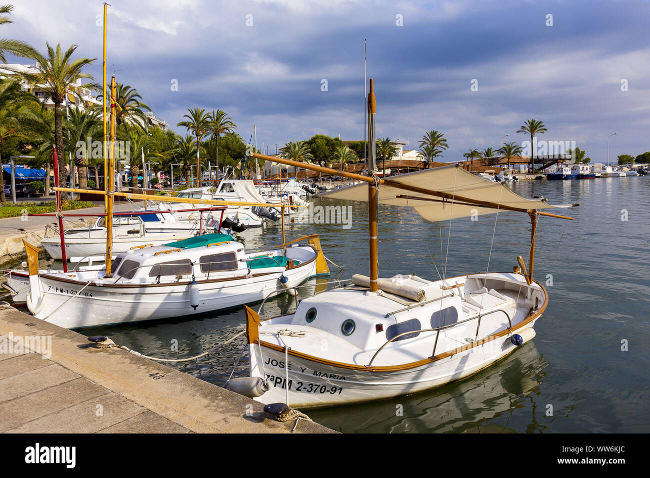 Barcos en el Puerto de Alcudia, al norte de la costa de la isla de Mallorca, Mediterráneo, España, sur de Europa Foto de stock