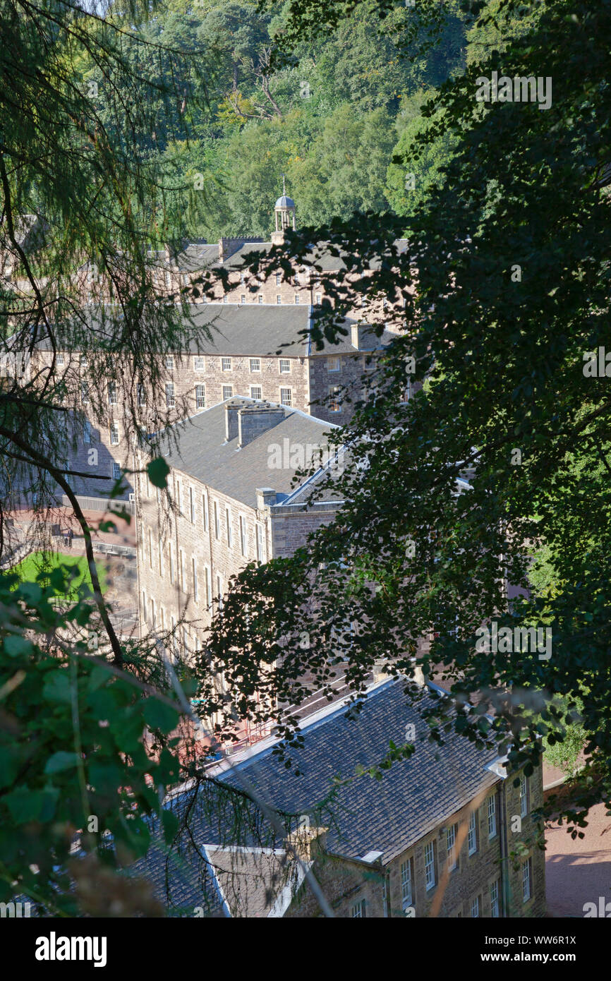 Reino Unido, Escocia, Lanarkshire, New Lanark a través de los árboles de Clydesdale Foto de stock
