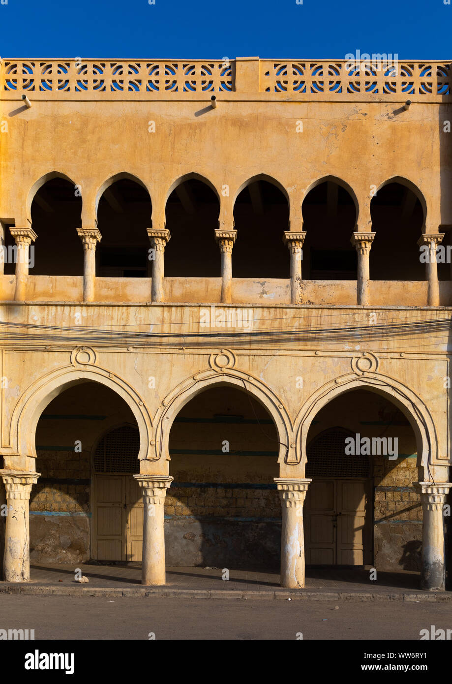 Antiguo Edificio de arquitectura otomana, norte del Mar Rojo, Massawa, Eritrea Foto de stock