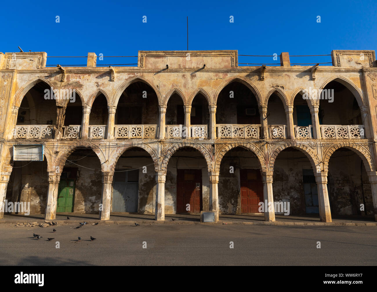 Antiguo Edificio de arquitectura otomana, norte del Mar Rojo, Massawa, Eritrea Foto de stock