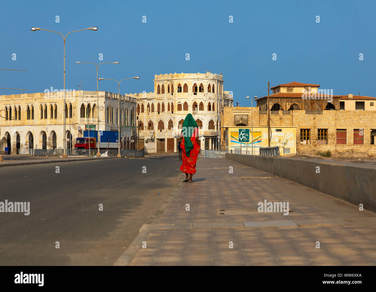 Una mujer eritrea sobre la calzada, el norte del Mar Rojo, Massawa, Eritrea Foto de stock
