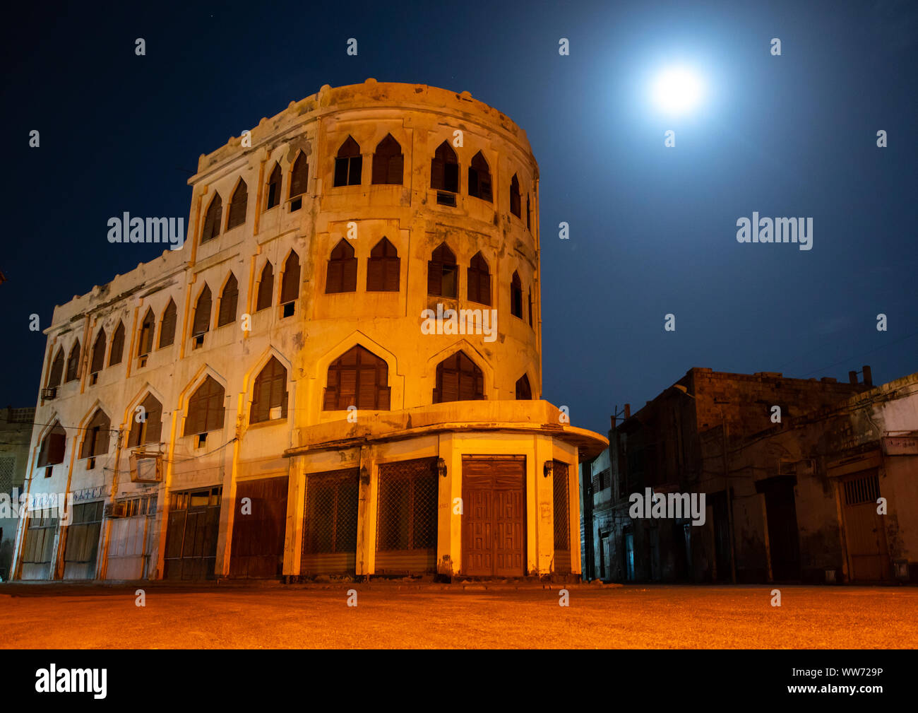 El hotel Torino construido en 1938 es un ejemplo de arquitectura de influencia veneciana, norte del Mar Rojo, Massawa, Eritrea Foto de stock