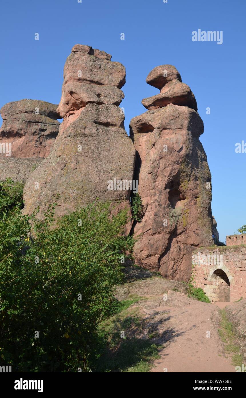 En Belogradchik Bulgarien, eine Stadt im Gebirge, bekannt für seine Felsen Foto de stock
