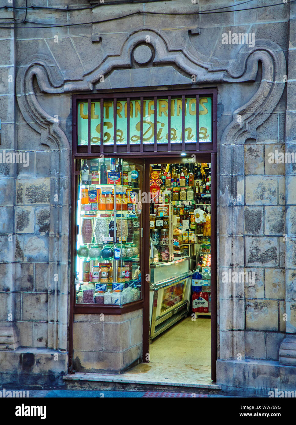 El Puerto de Santa Maria, Cadiz, España - 22 de junio de 2019. Un  escaparate de antigüedades típicas de un supermercado en una calle de El  Puerto de Santa Maria. Andalucía, España