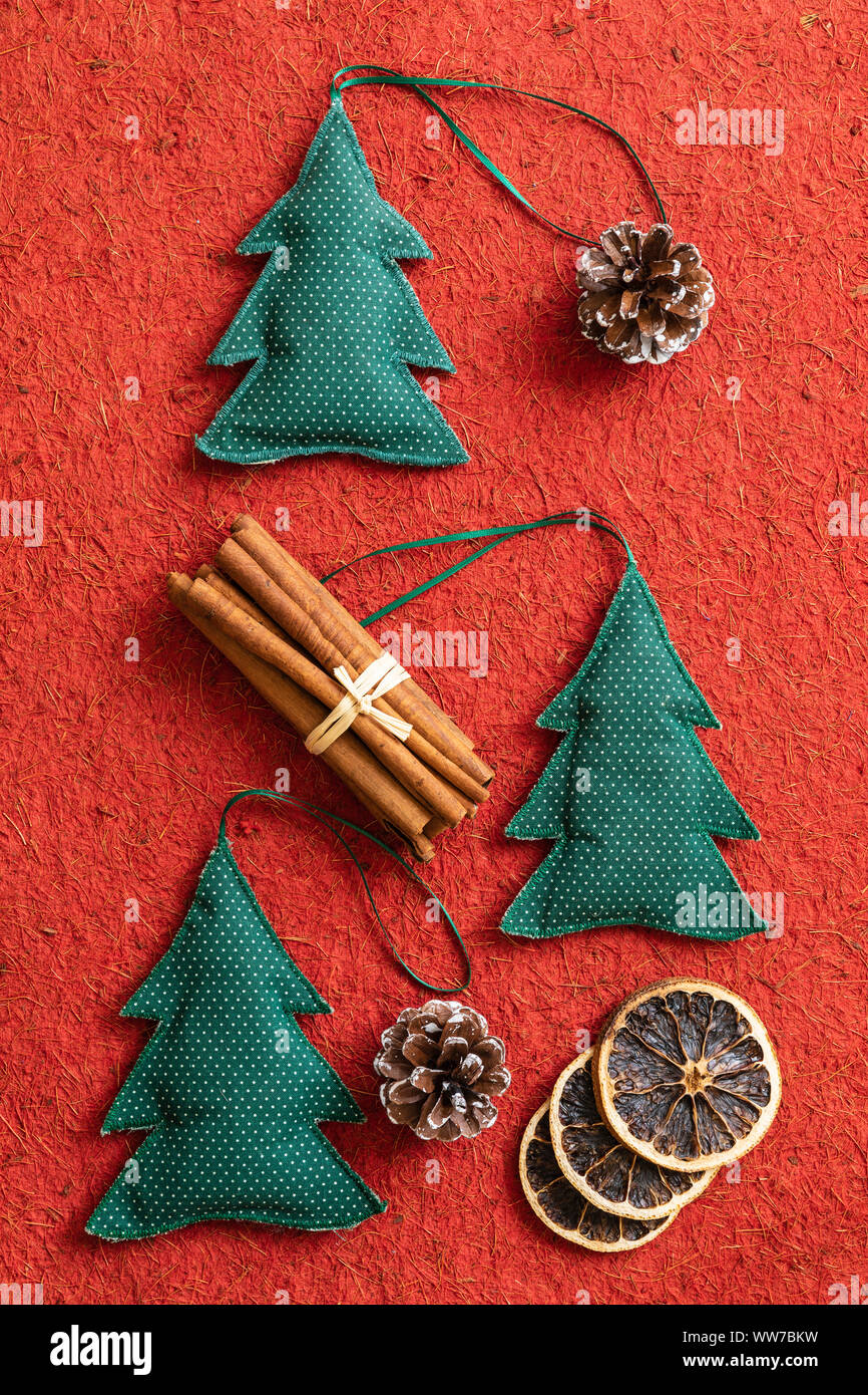 Decoración de Navidad con conos y árbol de Navidad de tela, palitos de  canela Fotografía de stock - Alamy