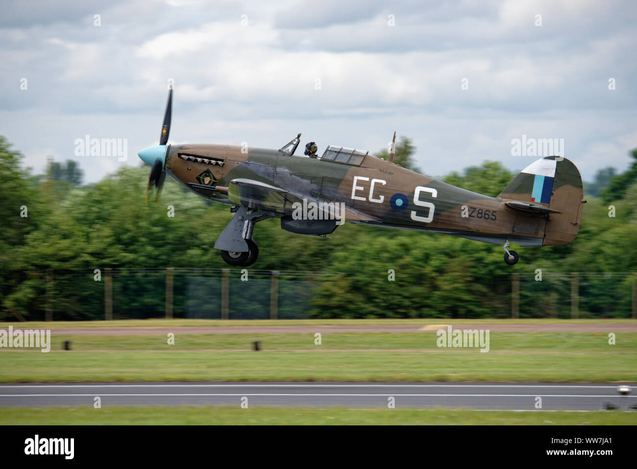 La Real Fuerza Aérea británica de la Segunda Guerra Mundial fighter PZ865 un Hawker Hurricane de la batalla de Bretaña memorial vuelo despega para mostrar en el RIAT Foto de stock