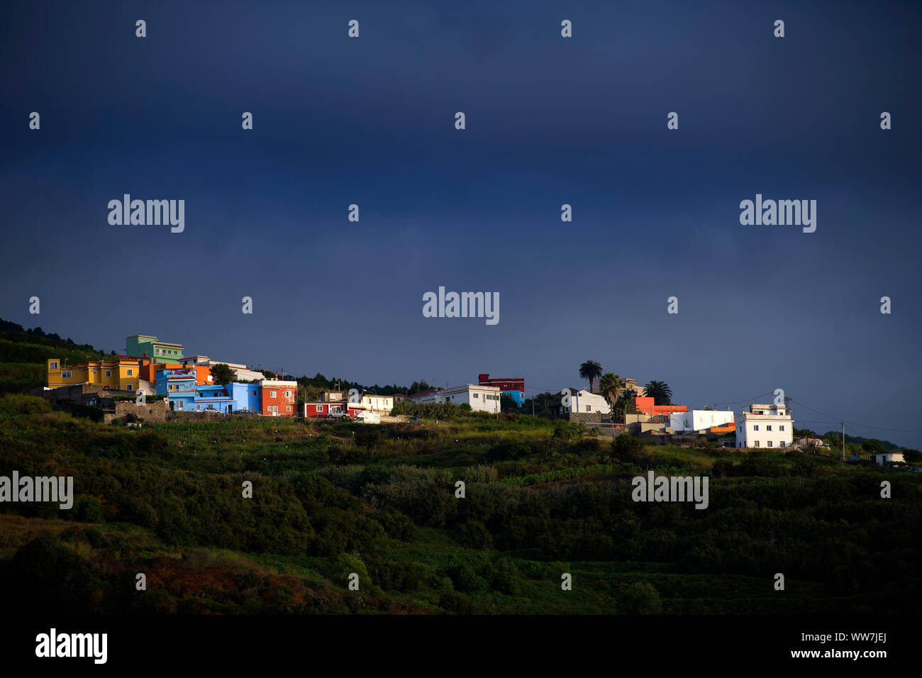 Casas coloridas, aldea de montaña de El Sauzal, Tenerife, Islas Canarias, España Foto de stock