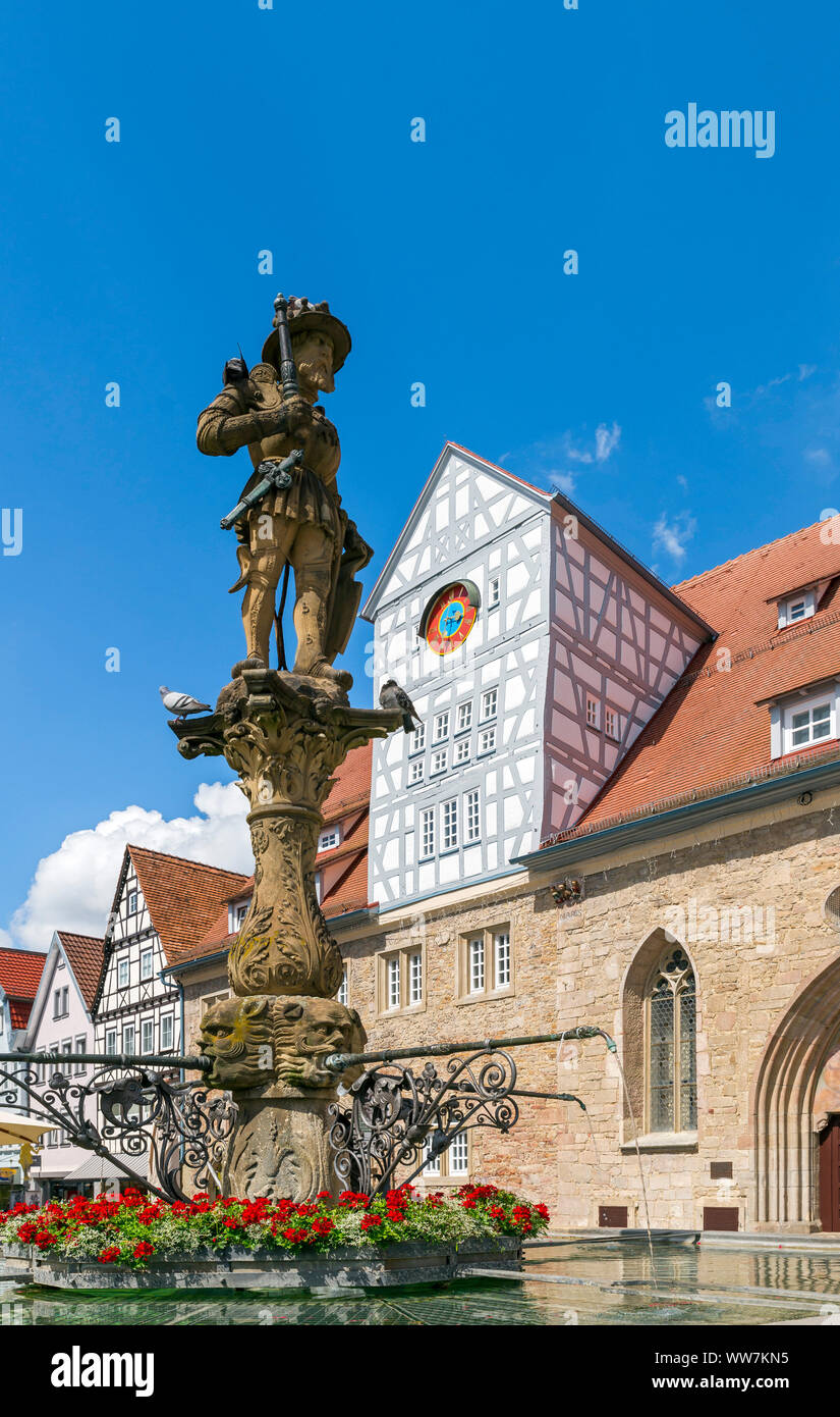Alemania, Baden-Wuerttemberg, Reutlingen, mercado fuente con pilar baluster escultura del caballero y el emperador Maximiliano II, detrás del Spitalhof Foto de stock