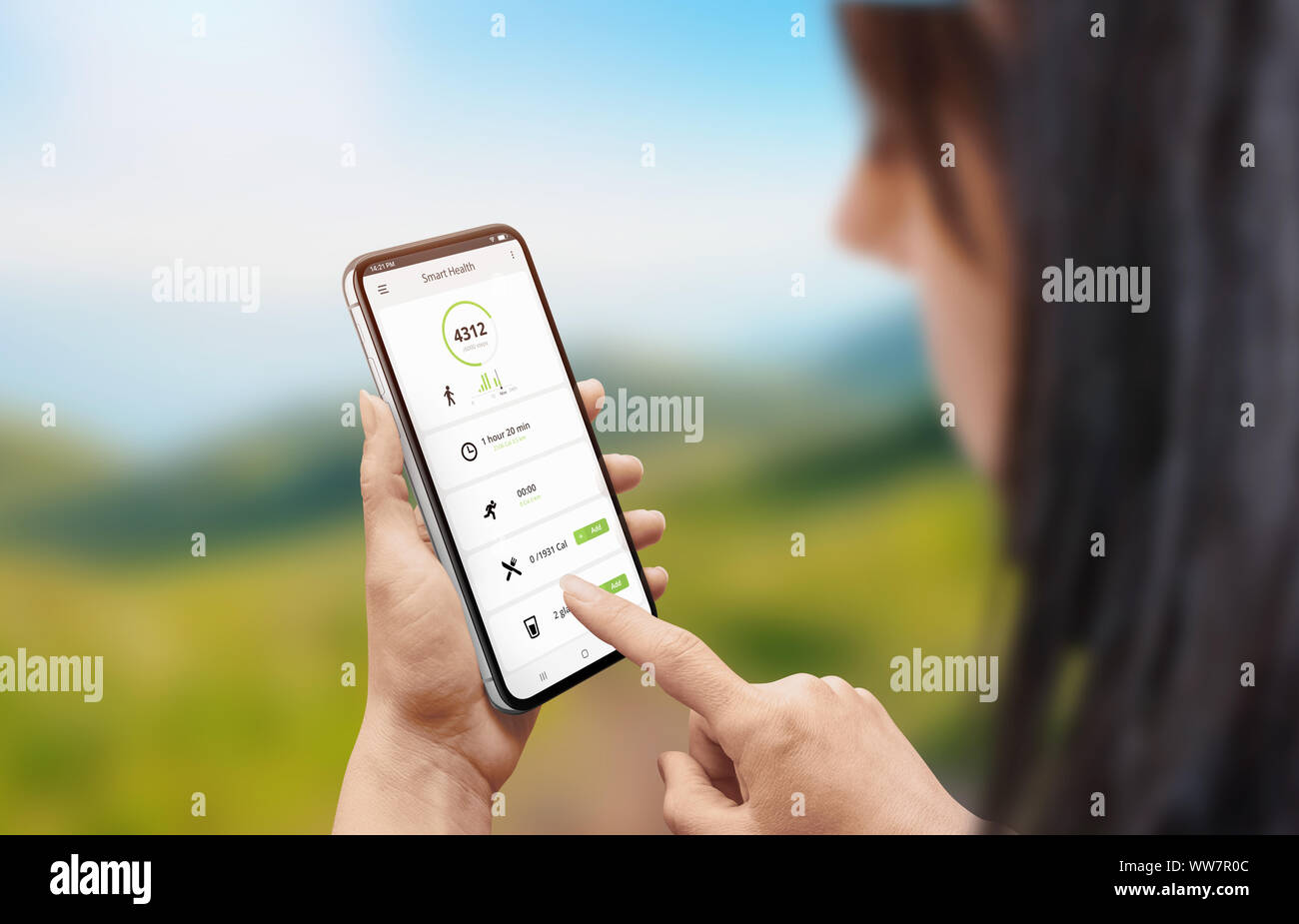 Salud Smart app en un teléfono móvil en mano de mujer. Chica teléfono inteligente para utilizar medidas de vigilancia, calorías, frecuencia cardíaca. Foto de stock