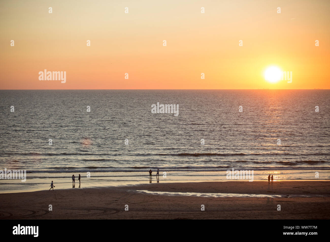 Personas viendo el atardecer en Zandvoort, Países Bajos Foto de stock