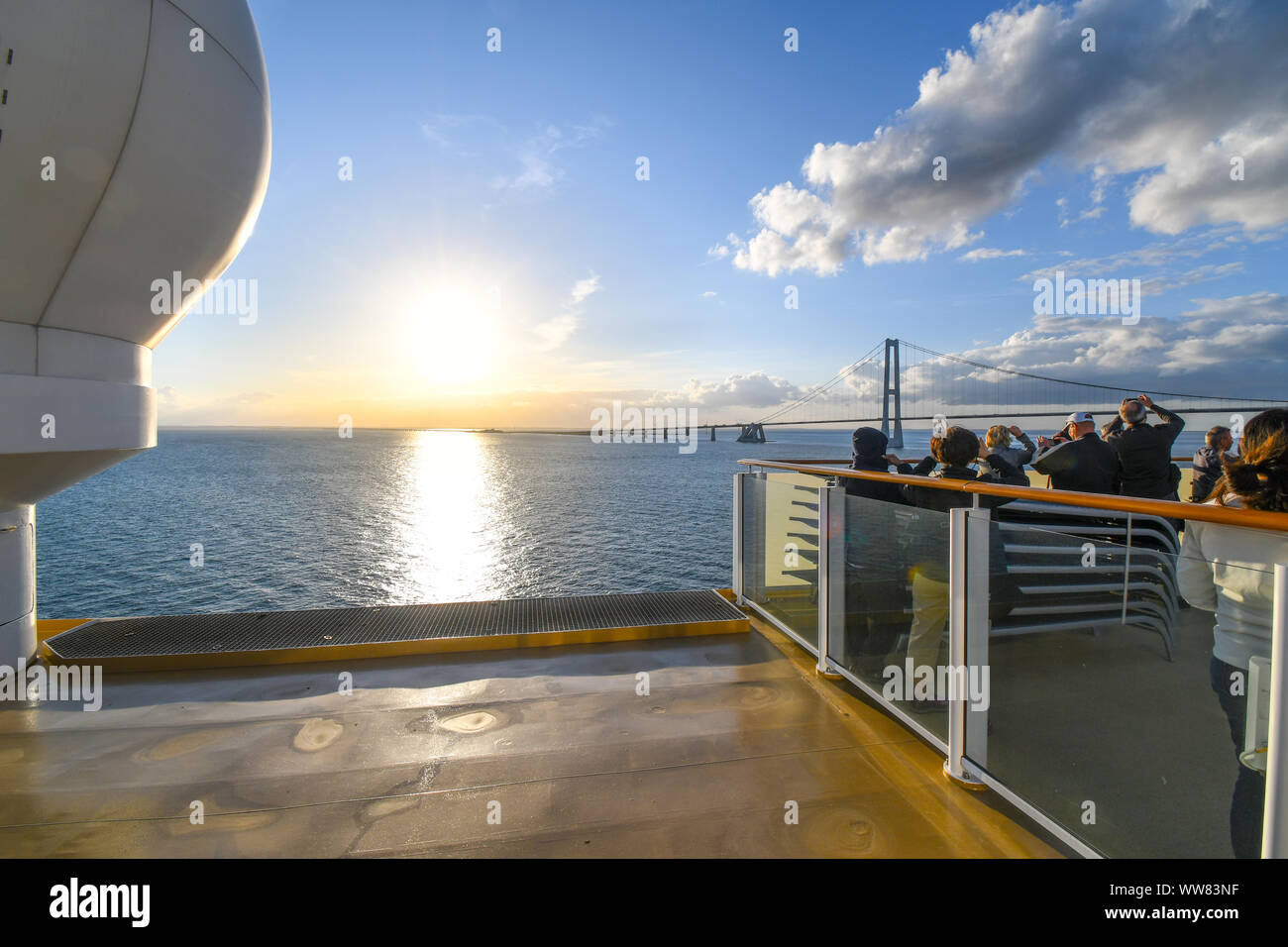 Turistas que toman fotos en la cubierta superior, como un barco de crucero se prepara para pasar bajo el puente de Oresund el estrecho entre Suecia y Dinamarca. Foto de stock