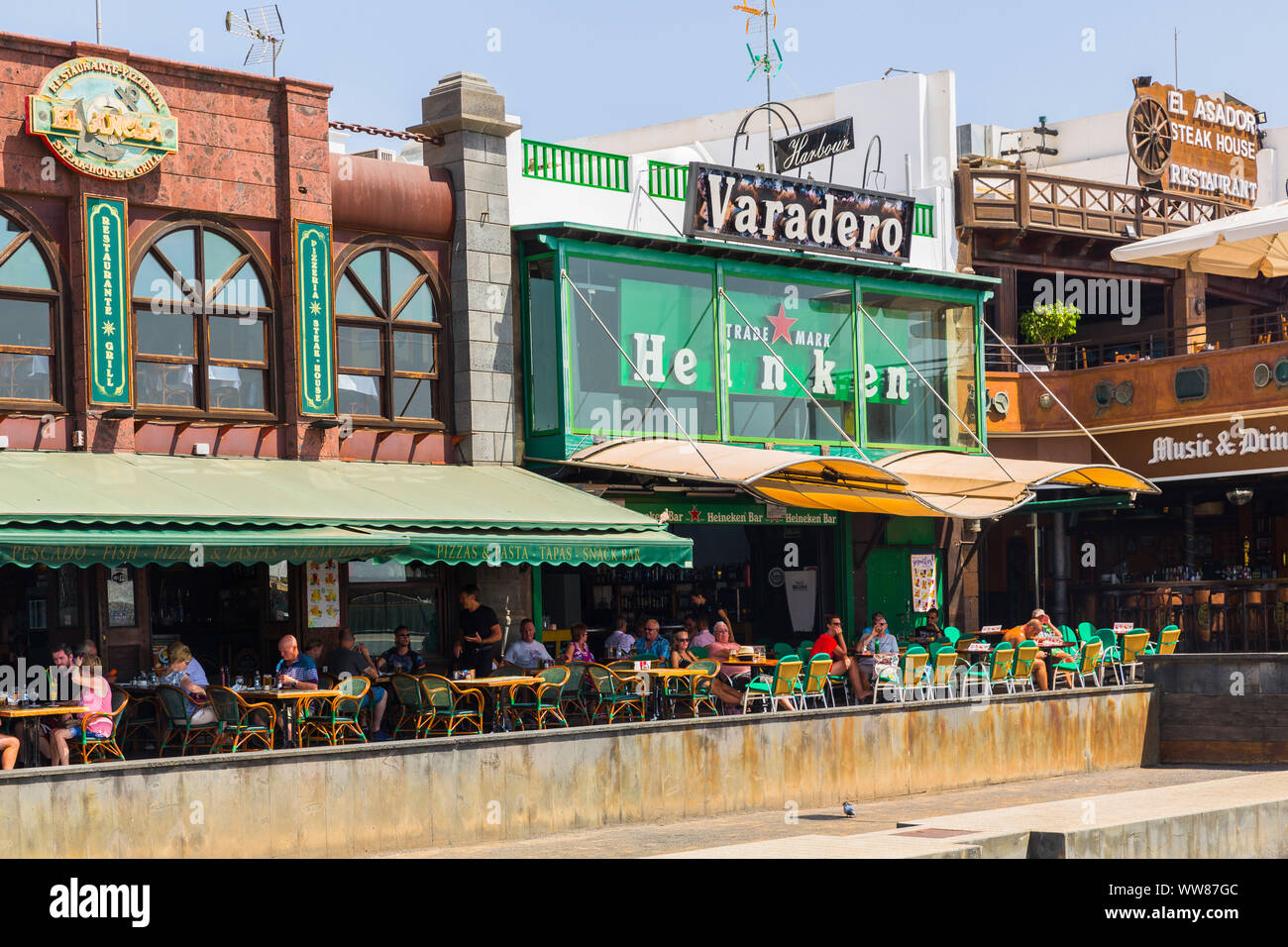 Heinken bar y el Varadero, Puerto del Carmen, Lanzarote, Islas Canarias,  España, Europa Fotografía de stock - Alamy