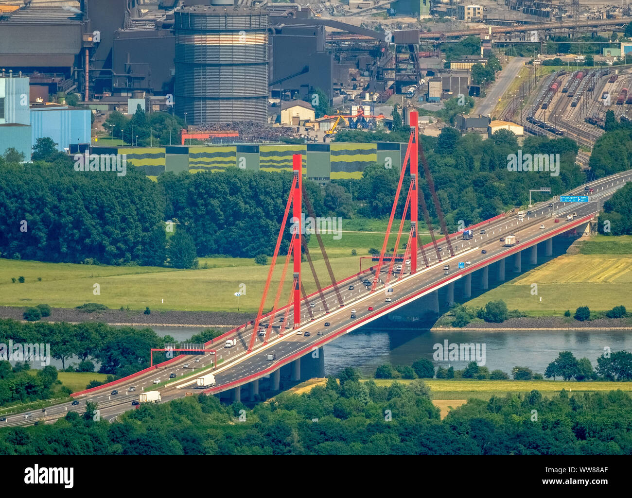 Vista aérea, vista desde el oeste sobre el Rin hasta el distrito Beeckerwerth en Duisburg, Rheinbogen con rojo puente de la autopista autopista A42 con dos puentes, acería, ThyssenSteel Ruhrgebiet, Renania del Norte-Westfalia, Alemania Foto de stock