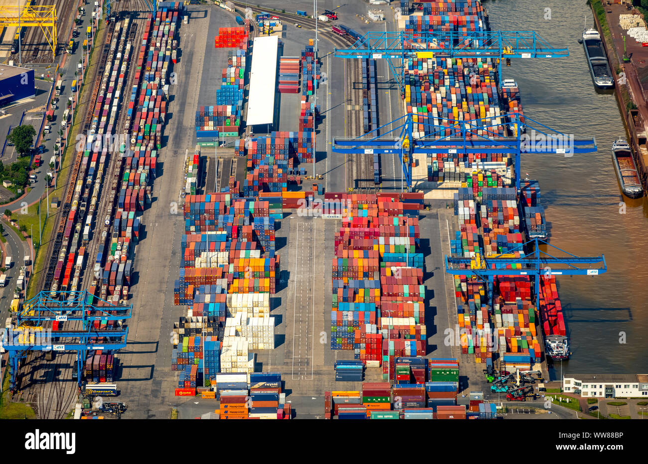 Vista aérea, Puerto de Duisburg, ubicación logística Logport 1, Duisburg Rheinhausen, puerto de contenedores, Rin, Rheinhausen, Duisburg, área de Ruhr, Renania del Norte-Westfalia, Alemania Foto de stock