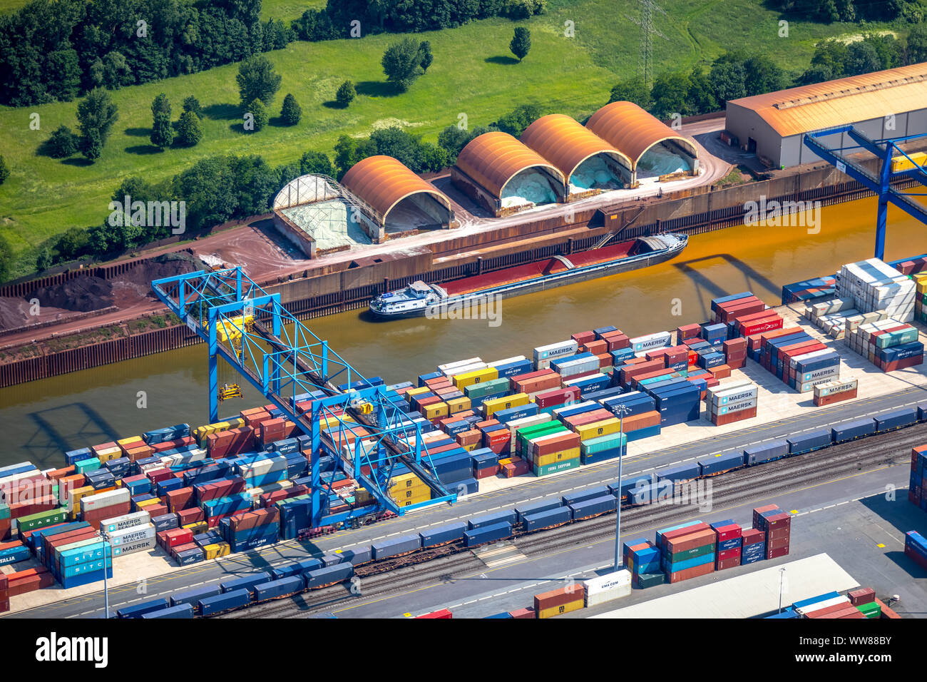 Vista aérea, Puerto de Duisburg, ubicación logística Logport 1, Duisburg Rheinhausen, puerto de contenedores, Rin, Rheinhausen, Duisburg, área de Ruhr, Renania del Norte-Westfalia, Alemania Foto de stock