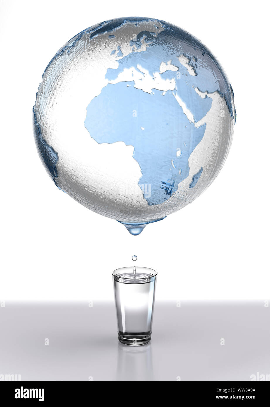 Goteo de globo de agua contra un fondo blanco, debajo de un vaso de agua con gotas sobre un fondo gris. Foto de stock