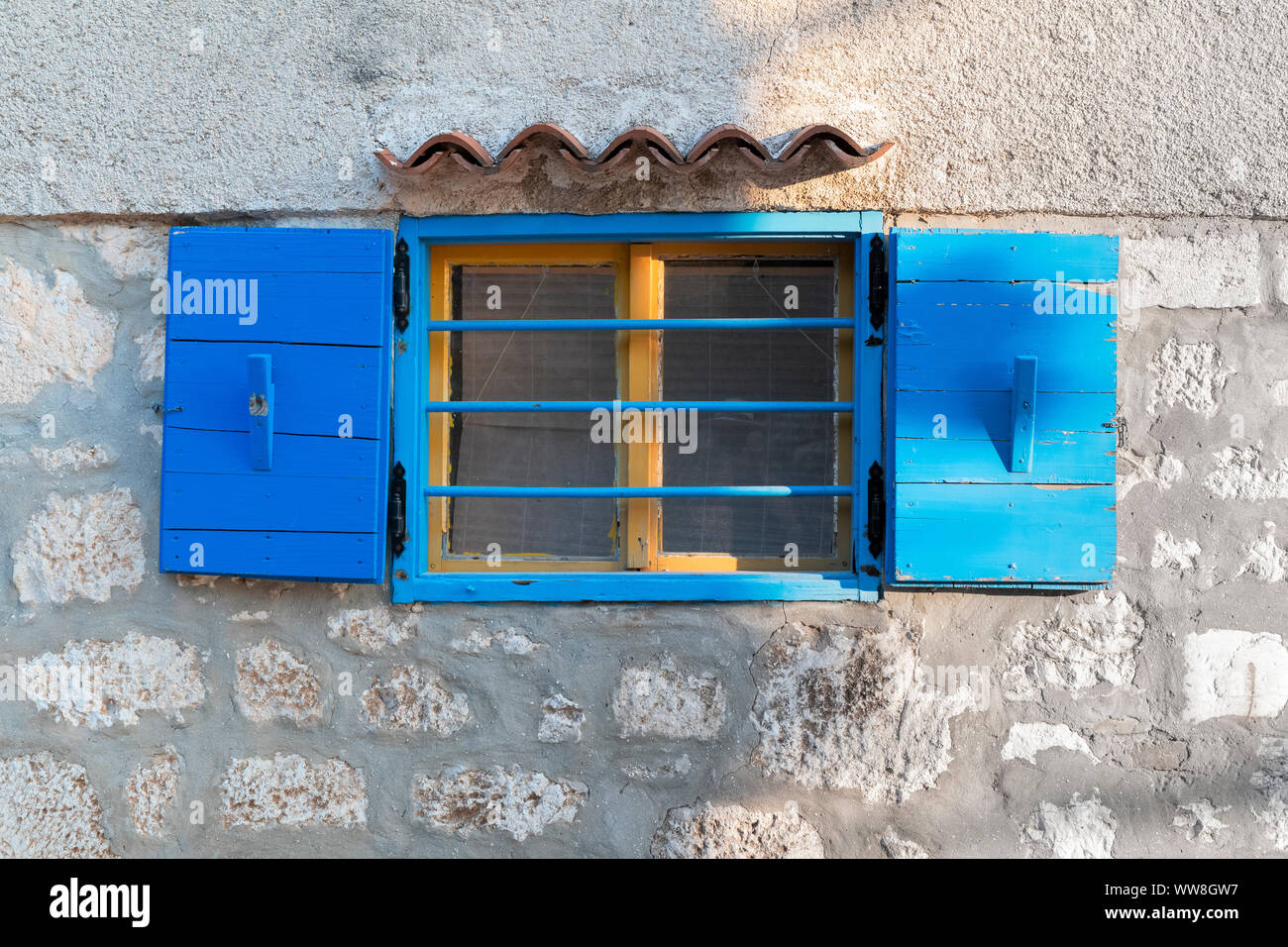 Rovinj - Rovigno, ventanas de madera con contraventanas azules, Istria, la costa del Adriático, Croacia Foto de stock