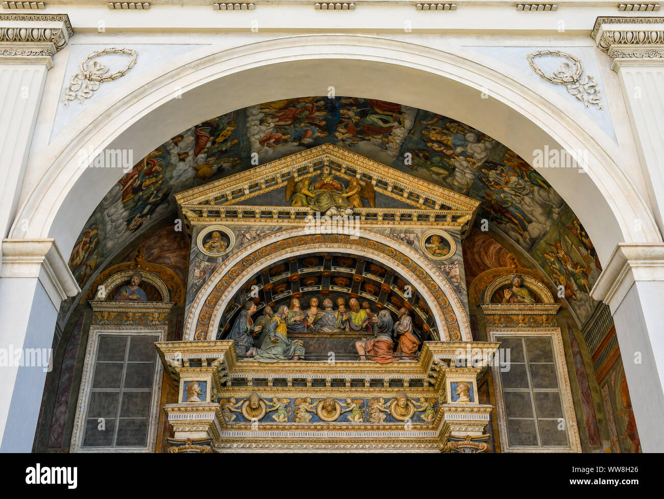 Detalle de la fachada de la Catedral de Aosta con un grupo de esculturas en terracota de tamaño real que representa a la asunción de la Virgen María, Italia Foto de stock