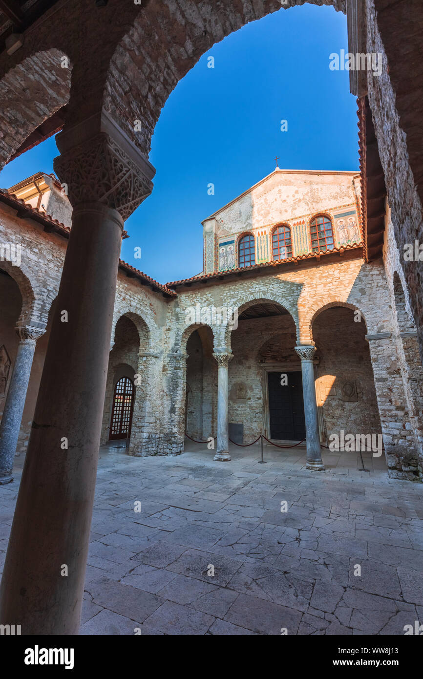 Porec, Parenzo, Basílica de Eufrasia, arcadas y vista de la torre, sitio del patrimonio mundial de la UNESCO, de Istria, la costa del Adriático, Croacia Foto de stock
