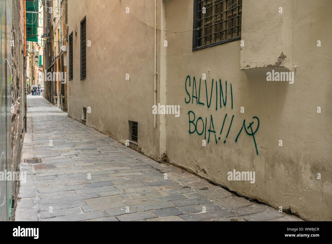 Política anti Matteo Salvini Salvini Boia graffiti leyendo '!' que significa 'el verdugo alvini'en el casco antiguo de la ciudad de Génova (Genova) en Liguria, Italia Foto de stock