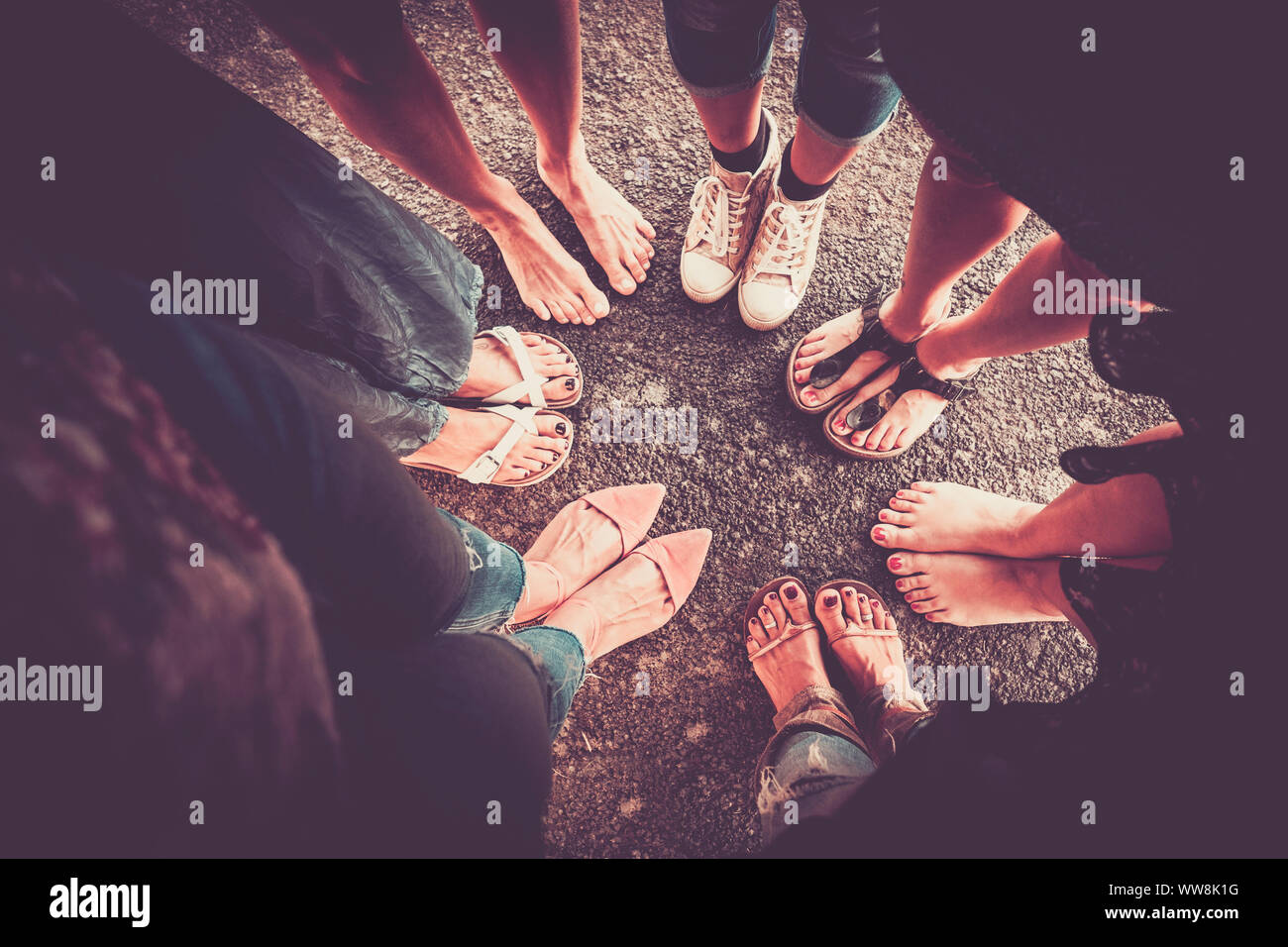 Grupo de mujer desde el punto de vista alto con siete pares de pies con zapatos y descalzo sin. señoras caucásicas en verano. Añada colores y viñeteado y sombra Foto de stock