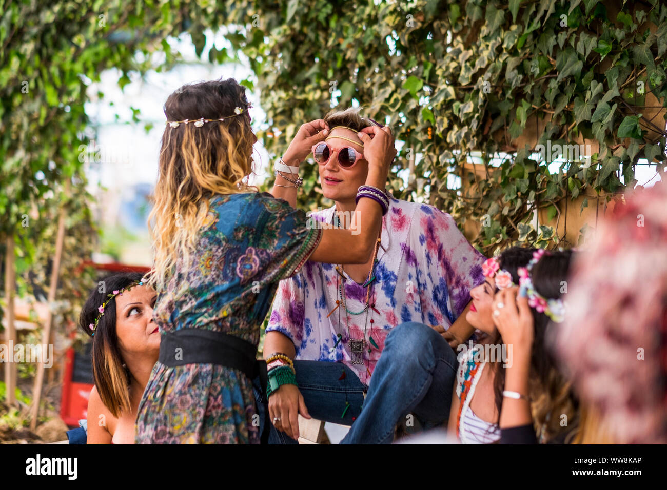 Parte hippy y amistad para jóvenes mujeres de color libre y feliz  divirtiéndose y permanecer juntos con amor y relación. Ropa de moda y vestidos  de las mujeres en la actividad al