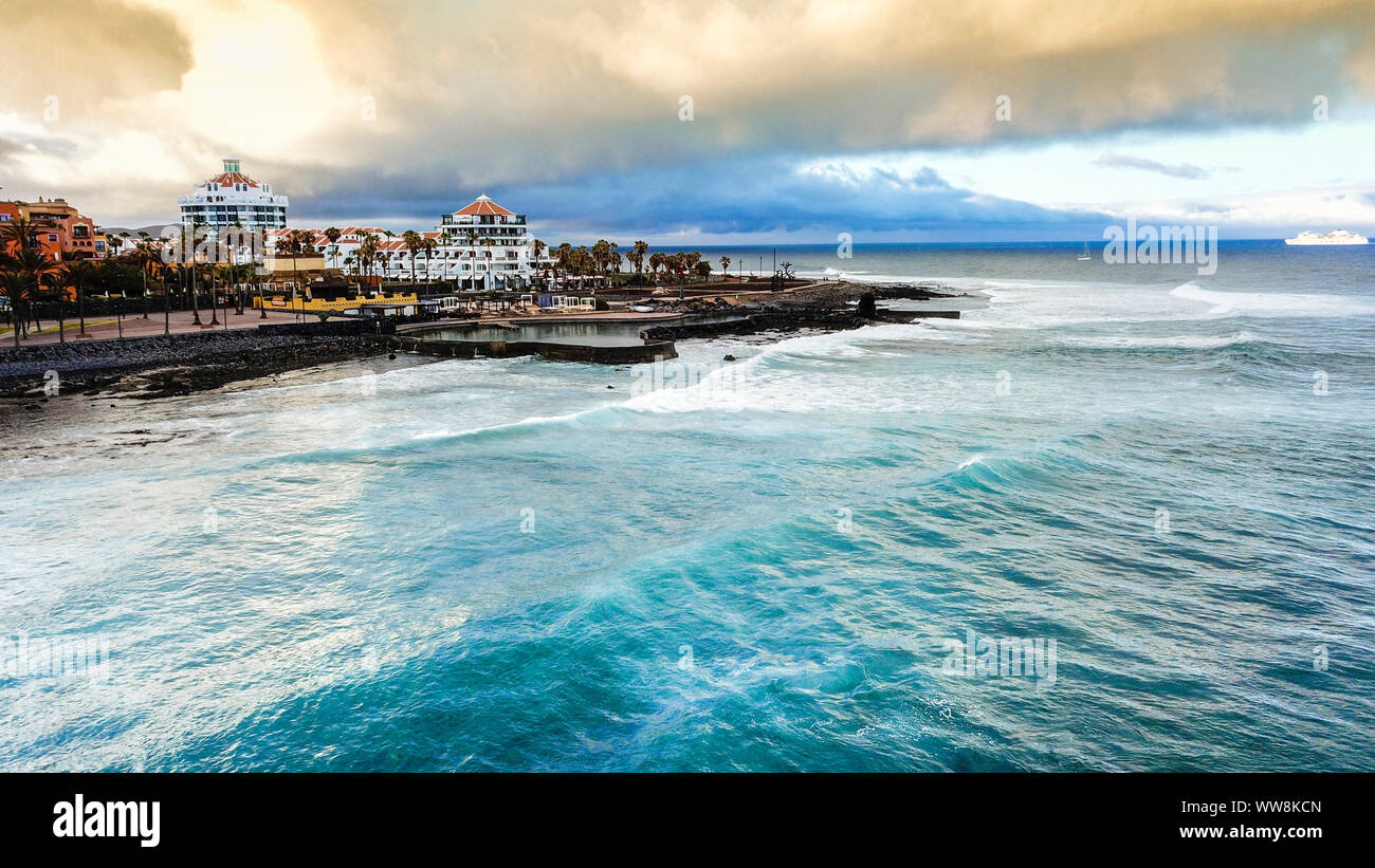 Tenerife las americas hermoso lugar de vacaciones tropicales iscland vista  aérea del océano y las olas y la playa. lindos colores y fondo. horizonte y  nubes en la mañana Fotografía de stock -