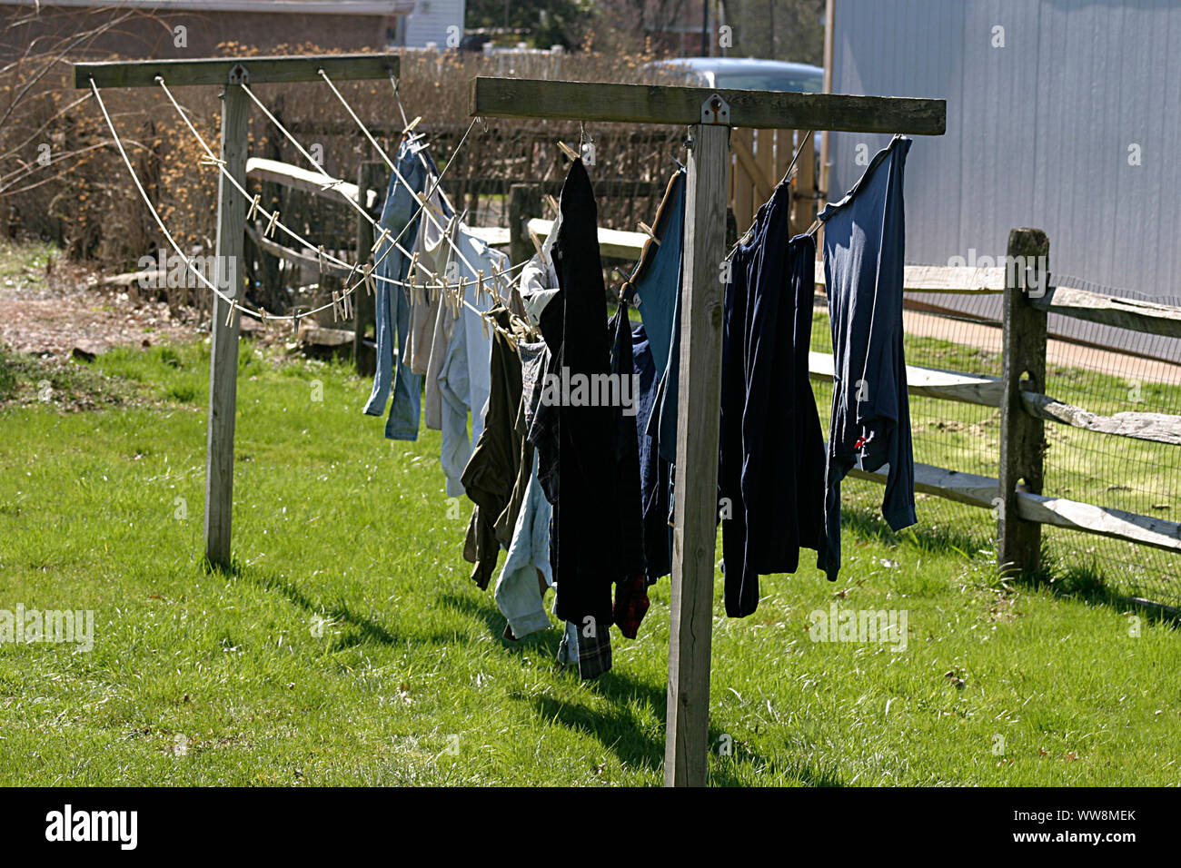 Servicio de lavandería de secado en tendedero en el patio Fotografía de  stock - Alamy