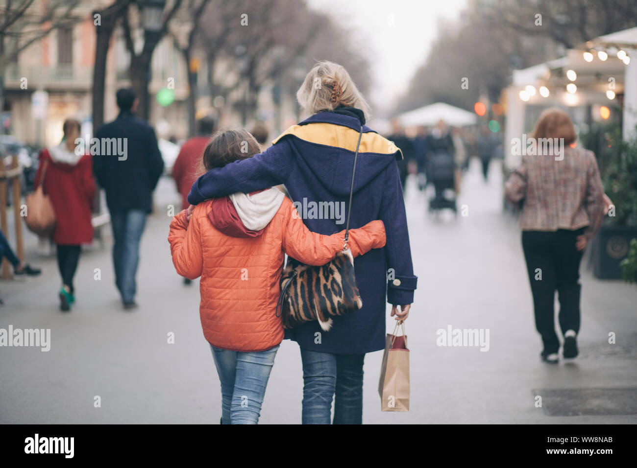 Madre e hija caminando por las calles de Barcelona Foto de stock