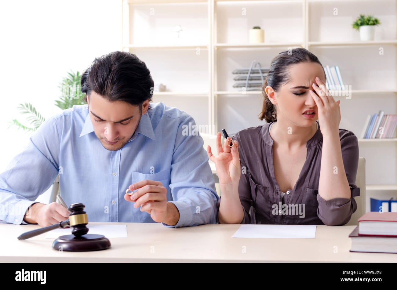 La joven familia en matrimonio divorcio concepto Foto de stock