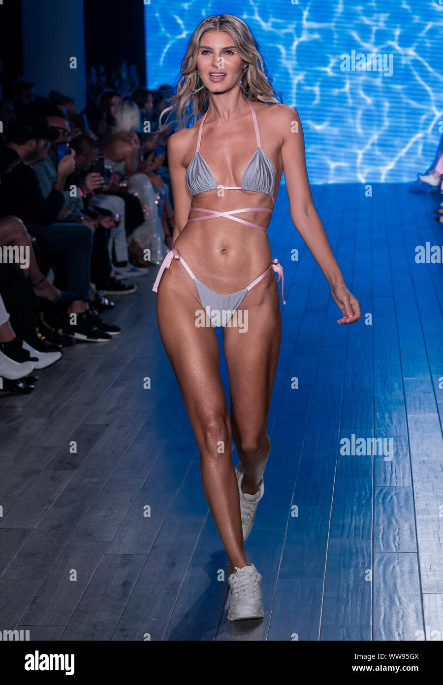 New York, NY - Septiembre 11, 2019: modelo camina pista para Mery Playa bañador colección por Mery Racauchi y Sofía Resing durante 360 estilo show en el Fotografía de stock - Alamy