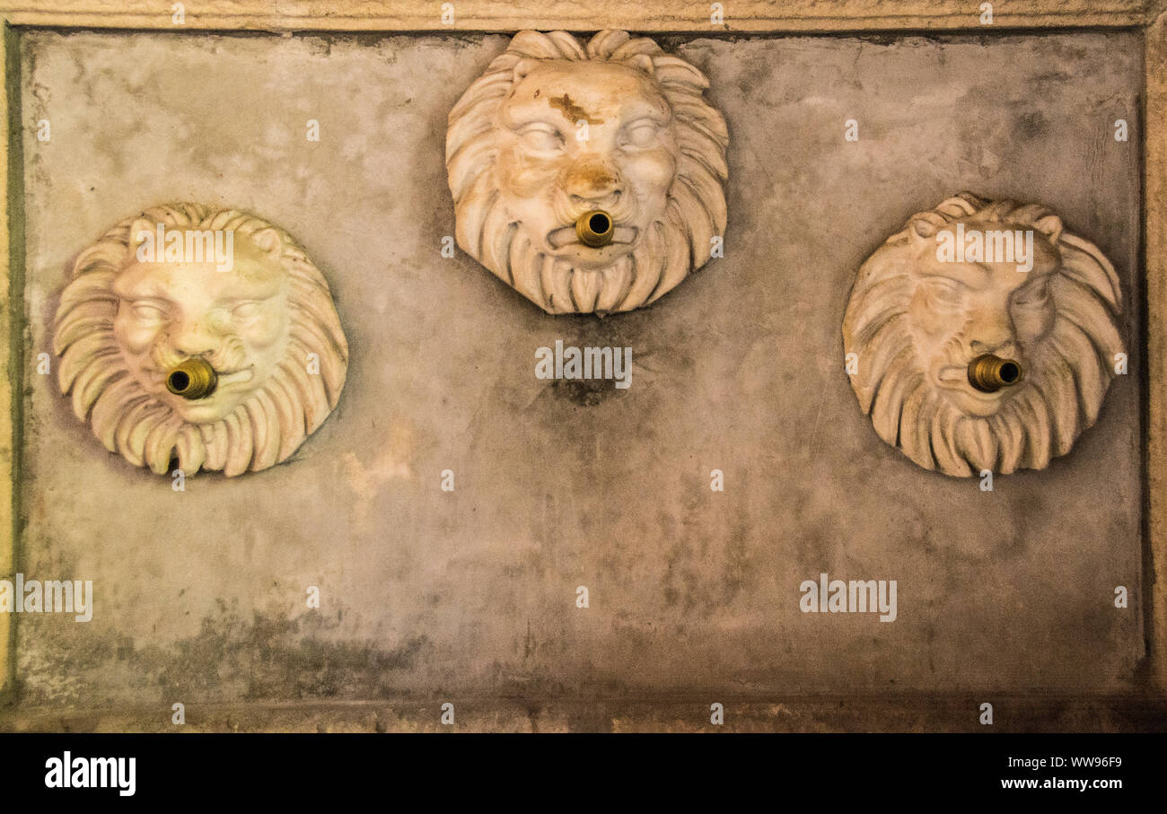 Un trío de leones de piedra colgando en la pared de un edificio; Granada,  España Fotografía de stock - Alamy