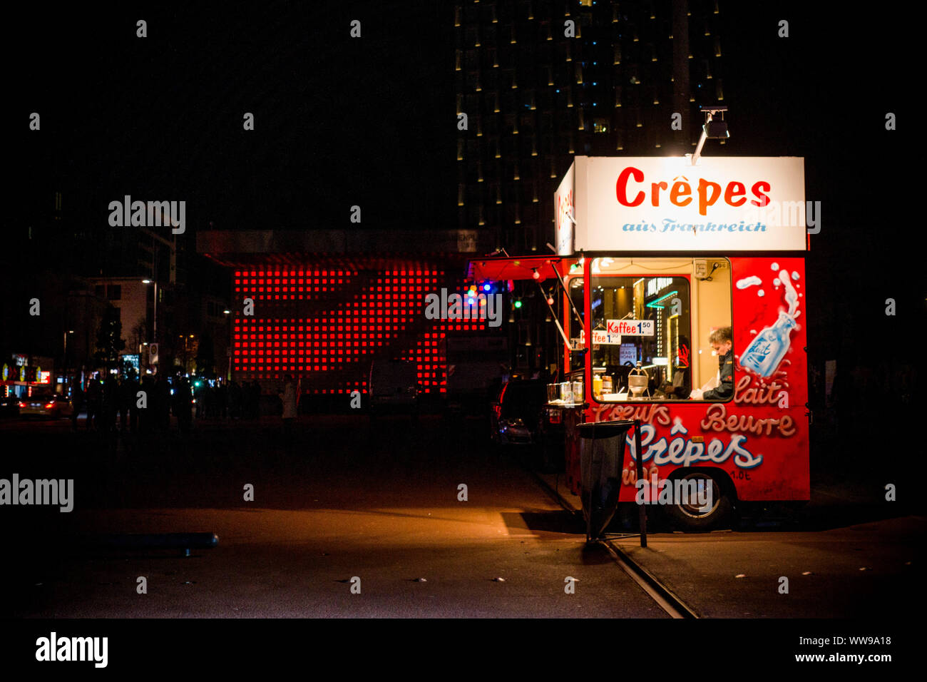 Un crêpe carro móvil ofreciendo aperitivos para el sábado por la noche juerguistas en la Reeperbahn en Hamburgo, Alemania. Foto de stock