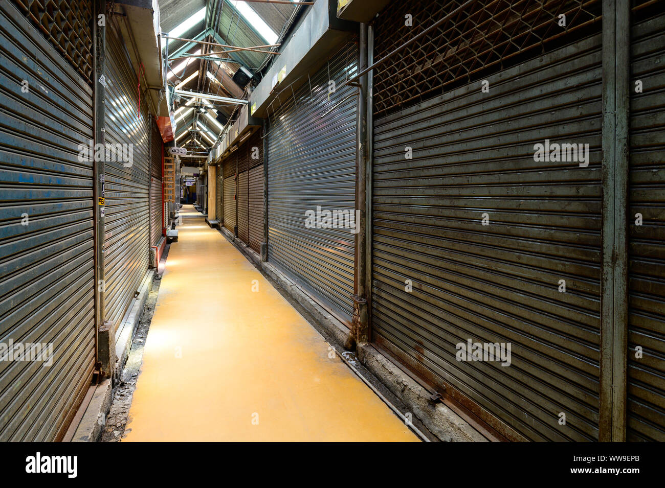 Fila de negocio de persianas metálicas cerradas Fotografía de stock - Alamy