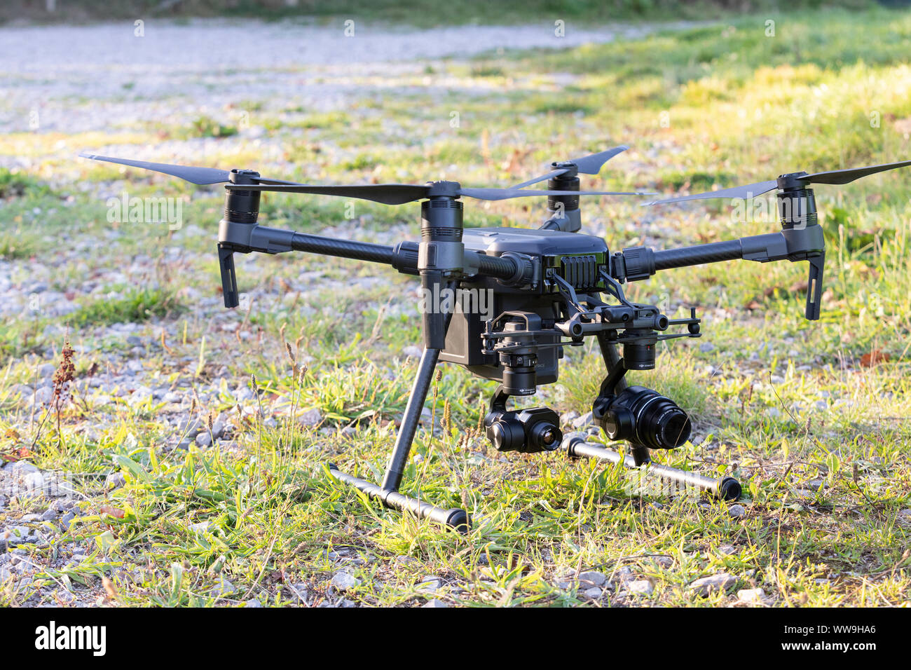 Zumbido en el campo de vuelo - Drone operación comercial Foto de stock