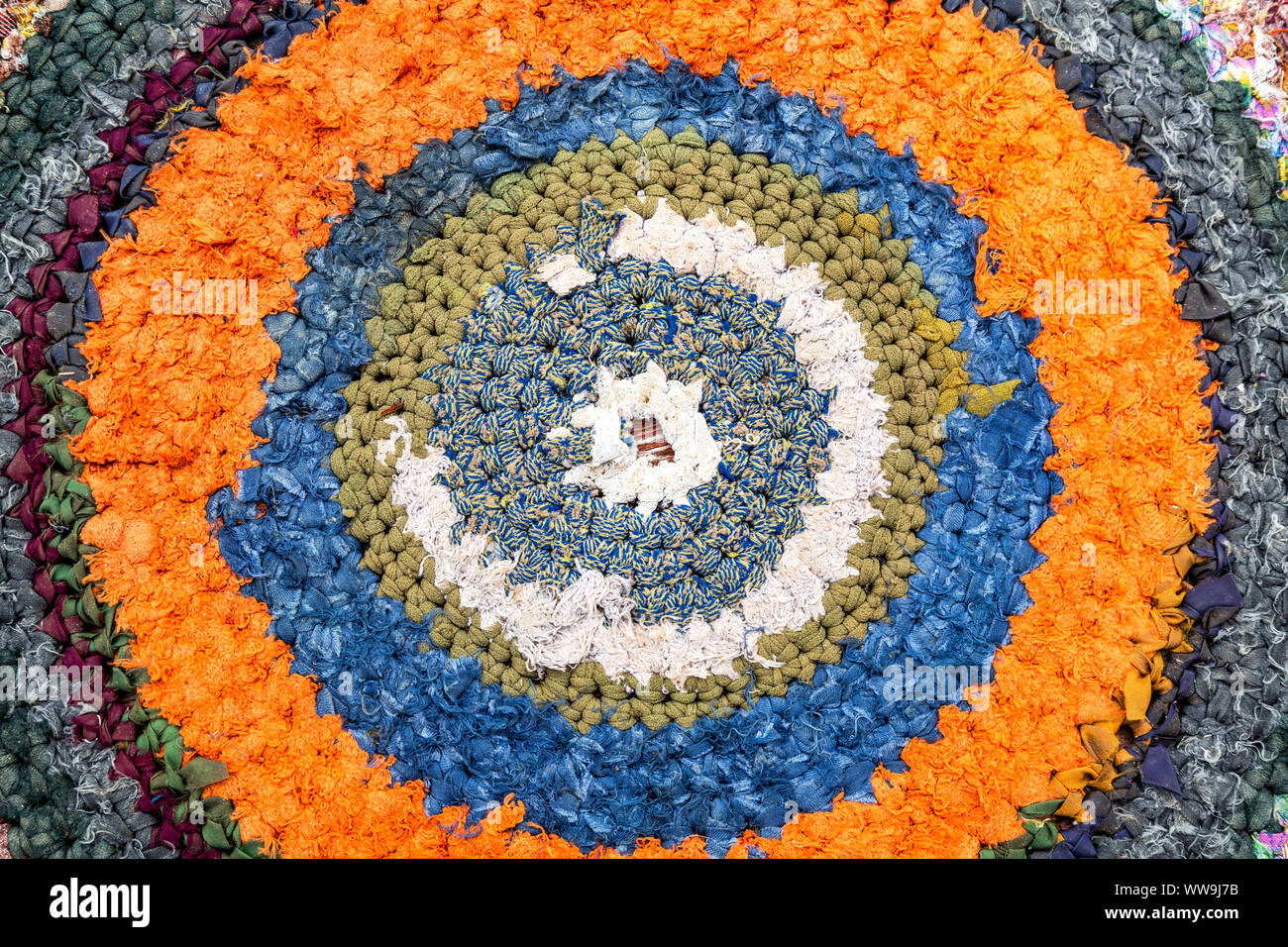 Vintage homespun felpudo hecha de tiras de tela de fondo. La textura de una  alfombra de diferentes telas caseras Fotografía de stock - Alamy