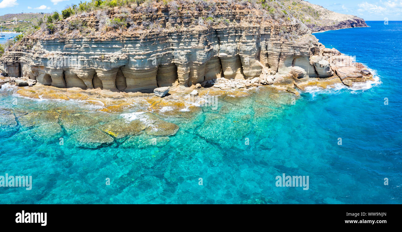 Panorámicas aéreas de acantilados de piedra caliza de los pilares de Hércules, English Harbour en Antigua, Caribe, West Indies Foto de stock