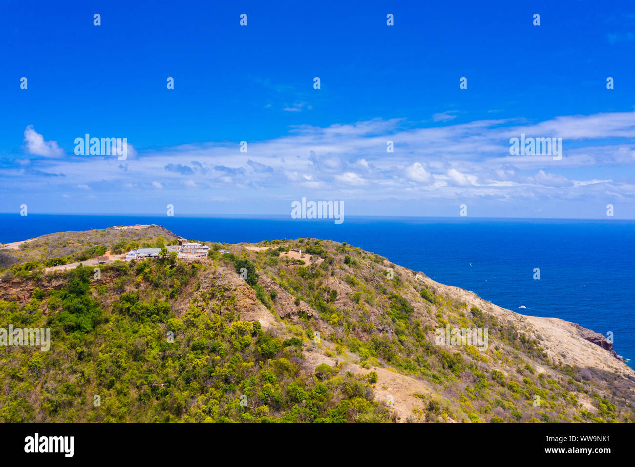 Vista aérea de Shirley Heights belvedere en la colina con vistas al Mar Caribe, Antigua, Antigua y Barbuda, Caribe, West Indies Foto de stock