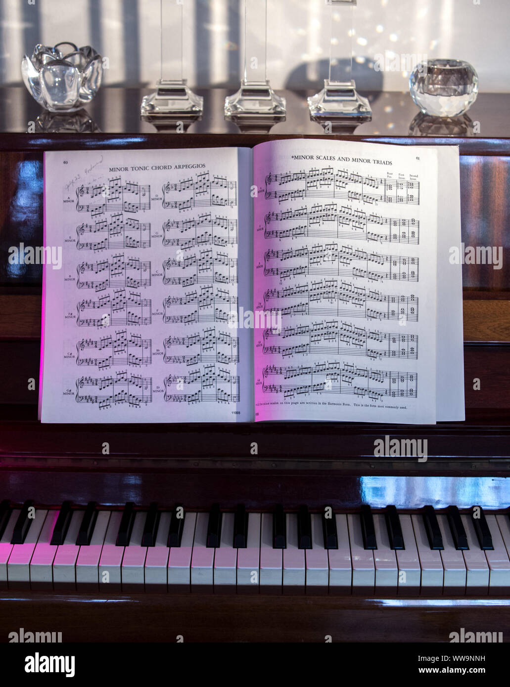 Todavía la vida imagen de un piano portátil con acordes menores, appregios,  escalas y tríadas en un cuaderno abierto sobre un piano clásico Fotografía  de stock - Alamy
