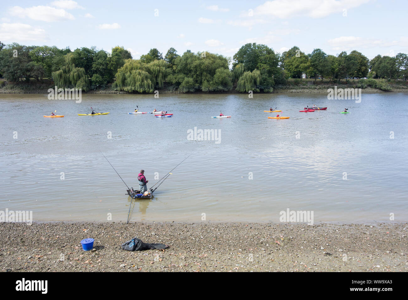 Los kayaks y pescadores sobre el Río Támesis en Barnes, Londres, Reino Unido. Foto de stock