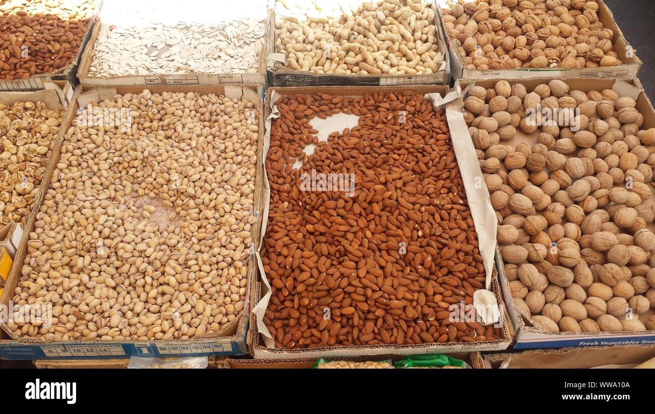 El mercado cala, pistacho, almendras, nueces, cacahuetes, semillas de  calabaza Fotografía de stock - Alamy