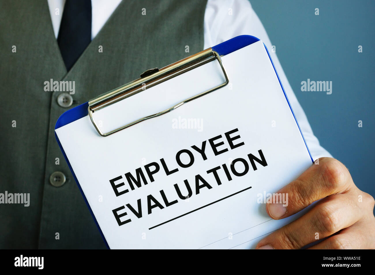 Informe de evaluación del rendimiento del empleado en las manos. Foto de stock